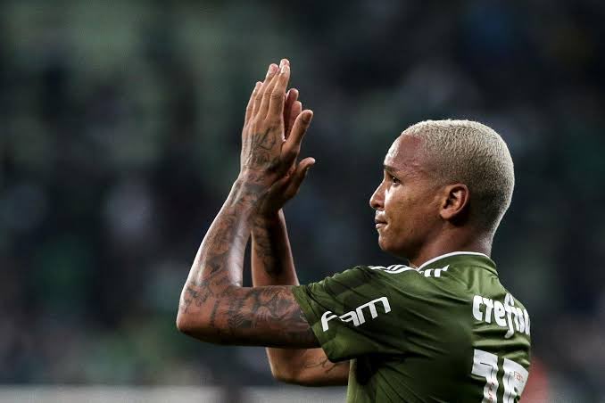 eduardoleite62's tweet photo. toda vez que algum perna mete gol e comemora pedindo silêncio pra torcida, me lembro desse homem. tomava mais xingo que rios, ze rafael, e breno lopes JUNTOS. meteu gol, pediu desculpas, e imendou uma temporada absurda e decisiva. se seguissem o exemplo dele… https://t.co/6qAqQmaSvc