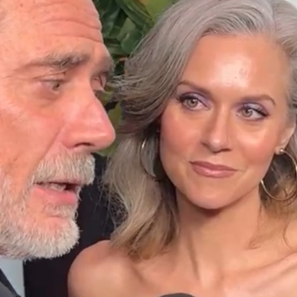 Negans_vaporub's tweet photo. THE WAY SHE LOOKS AT HIM https://t.co/O92iDT0nLj