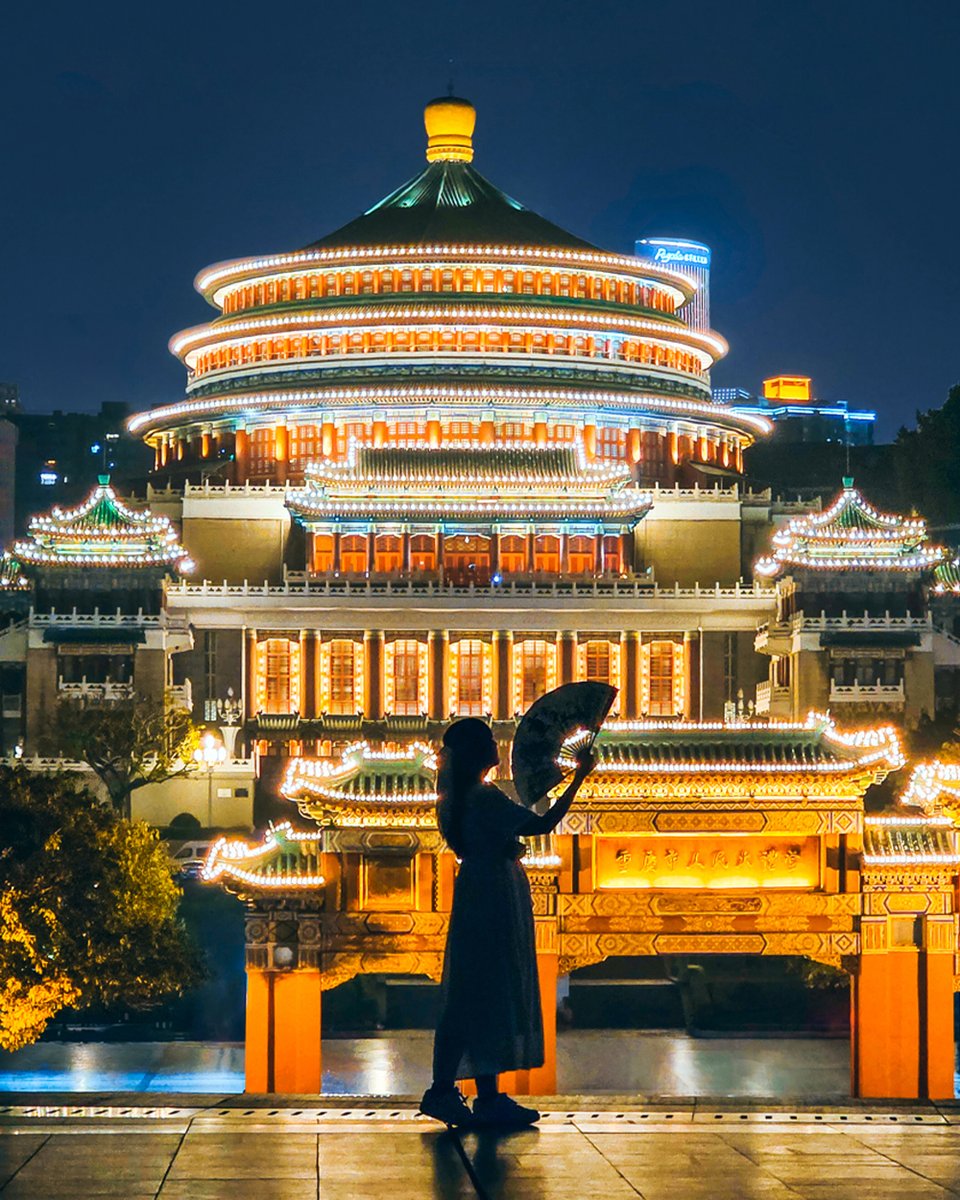 #ฉงชิ่ง คือเมืองที่คนรักการถ่ายรูปต้องเลิฟจริงๆ โดยเฉพาะบรรยากาศตอนกลางคืนที่ทั่วทั้งเมืองเริ่มเปิดไฟ โอ้โห แสง สี อลังการ ถ่ายรูปออกมายังไงก็สวยไปหมดทุกมุม!