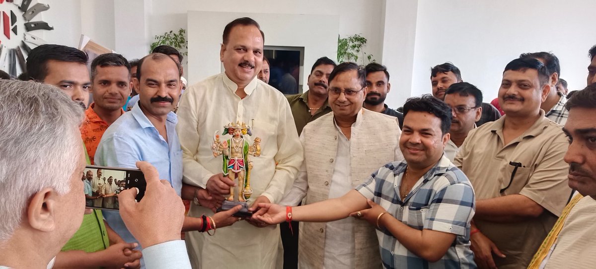 MPSinghRanu2's tweet photo. अपने विधानसभा क्षेत्र सवायजपुर के कस्बा हरपालपुर में युवा व्यवसायी #AmitPandey जी के नवीनतम प्रतिष्ठान #HeroBikes के नवीन शोरूम के शुभ उदघाटन अवसर पर बड़े भाई #RajeshPathak जी के साथ पहुंचकर उपस्थित क्षेत्रीय सम्मानित जनों से भेंट कर अपनी शुभकामनाएं प्रेषित की
#mla154mpsinghranu https://t.co/flJk7YohGK