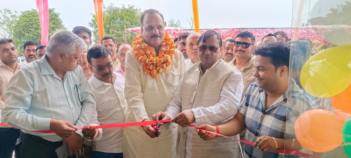 MPSinghRanu2's tweet photo. अपने विधानसभा क्षेत्र सवायजपुर के कस्बा हरपालपुर में युवा व्यवसायी #AmitPandey जी के नवीनतम प्रतिष्ठान #HeroBikes के नवीन शोरूम के शुभ उदघाटन अवसर पर बड़े भाई #RajeshPathak जी के साथ पहुंचकर उपस्थित क्षेत्रीय सम्मानित जनों से भेंट कर अपनी शुभकामनाएं प्रेषित की
#mla154mpsinghranu https://t.co/flJk7YohGK