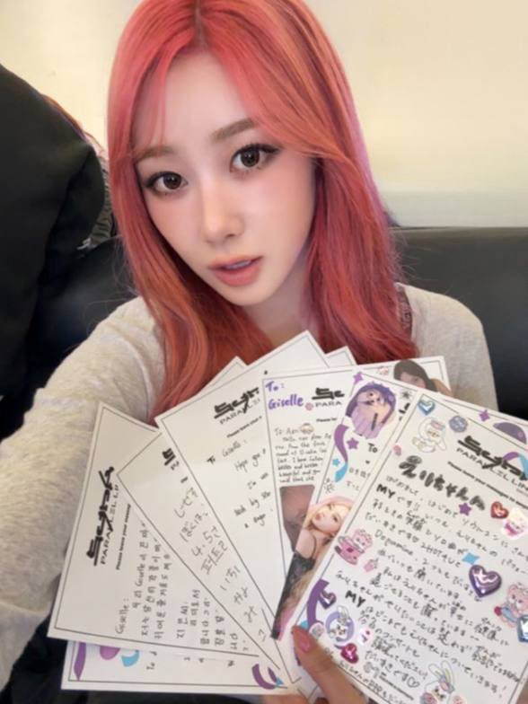 aespapic's tweet photo. #aespa with fan letters from LIVE TOUR - SYNK : PARALLEL LINE - ENCORE! 💙🌙⭐️🦋 https://t.co/E0CpeAHU9j