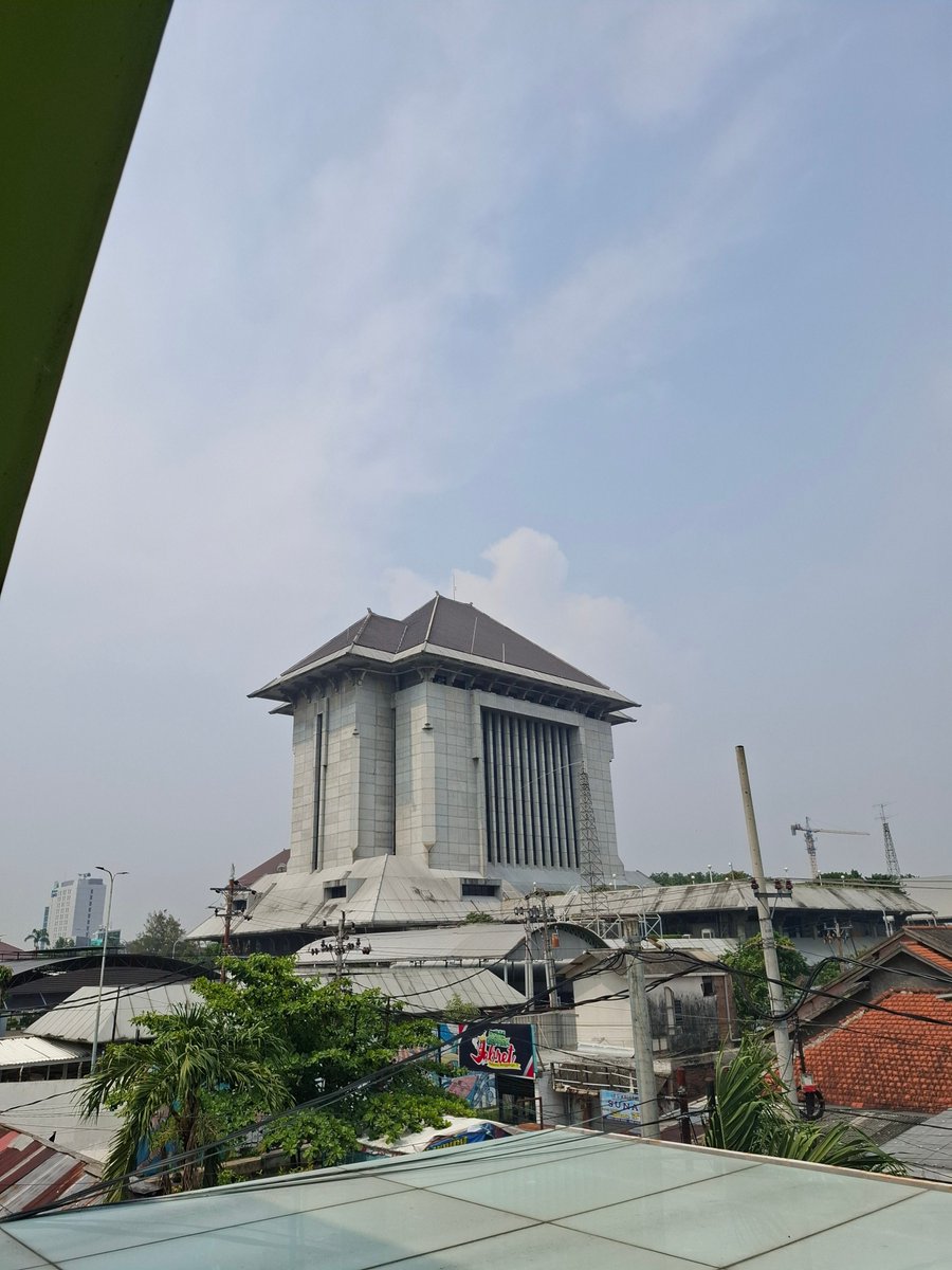itsyeojae's tweet photo. dulu punya mimpi kerja di BI, sekarang kerjanya malah di belakang BI https://t.co/NYsb5bvaLR