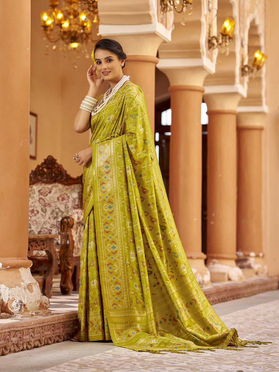 eloracouture's tweet image. Serving soft silk ✨ and Patola power 💚 in the freshest shade of green! When tradition meets trend, you don’t wear a saree you own it. #EloraCouture #GreenGlam #SareeWithSwag #DesiGlowUp