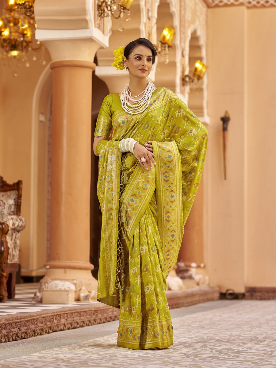 eloracouture's tweet image. Serving soft silk ✨ and Patola power 💚 in the freshest shade of green! When tradition meets trend, you don’t wear a saree you own it. #EloraCouture #GreenGlam #SareeWithSwag #DesiGlowUp
