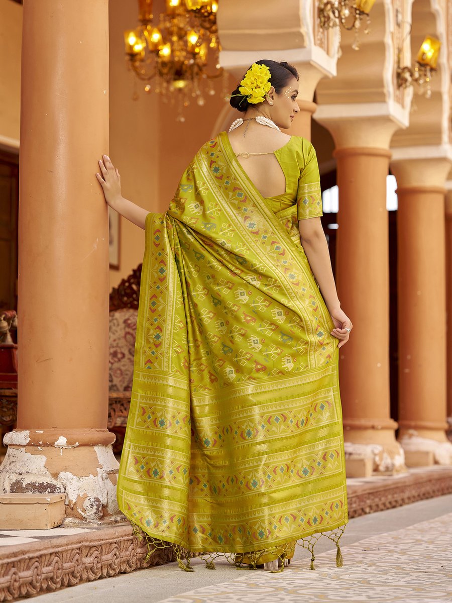 eloracouture's tweet image. Serving soft silk ✨ and Patola power 💚 in the freshest shade of green! When tradition meets trend, you don’t wear a saree you own it. #EloraCouture #GreenGlam #SareeWithSwag #DesiGlowUp