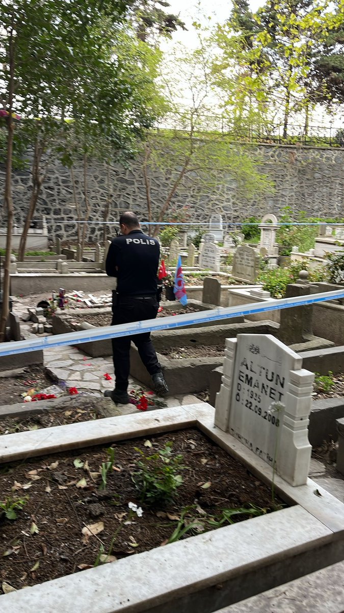 Canilik bitmedi, sürüyor!

Kadıköy’de vahşice katledilen Ahmet Minguzzi’nin mezarına saldırı düzenlendi.
Yetmedi mi? Bir çocuğun canını aldınız, şimdi de mezarında rahat bırakmıyorsunuz!
Bu artık sadece bir suç değil, aleni bir insanlık düşmanlığıdır.
Ahmet’in katilleri kadar,