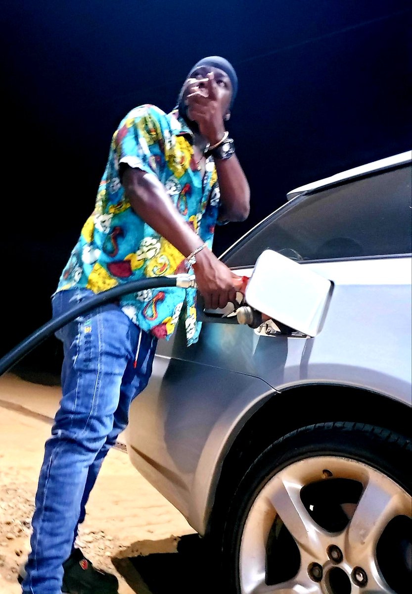 Poor girls think giving them money is true love 😂
New comers, more uniform please 😀