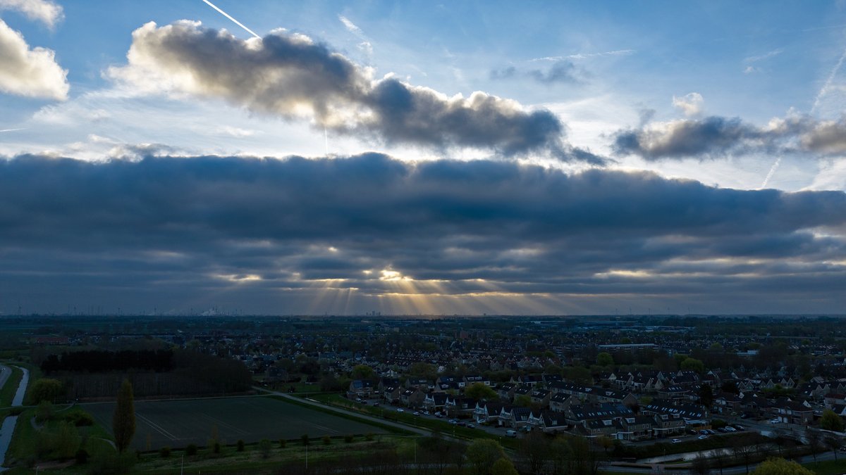 StormjagersNL's tweet photo. Mooie jakobsladders boven de regio Rotterdam ๐ธ #weerfoto #Hellevoetsluis @KikiBo21937 @johan_klos @BasMunne @MRTfotografie @KNMI @EdAldus @onwukaa @janvissersweer @weerverteller @weerplaza @010byday @HartvNL https://t.co/44SCouX914