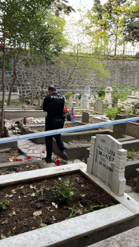 yesimsalkim's tweet photo. Böyle bir ruh hastalığı görüşmüş şey değil hem canını al hem mezarı dağıt Allah cezanızı versin ruh hastaları bu ülkeye bir şeyler oldu ve biz toparlayamıyoruz ! Bulun bunları #MattiaAhmetMinguzzi https://t.co/TmJCnvlqc7