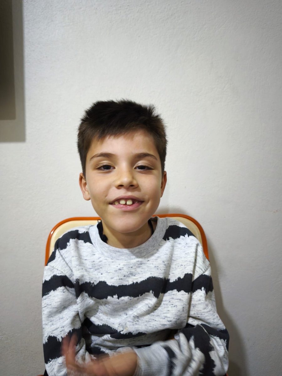 Merhaba ben Ahmet Özgel 
7 yaşındayım  SMA tip 2 adındaki bir hastalık ile mücadele ediyorum. 4 yaşında tanı konmasına rağmen 3 senedir valilik izni bekledim .Yaşıtlarım gibi 2. Sınıfa gitmem gerekirken henüz okulla tanışamadım bile. Benim de elimde tutar mısınız?