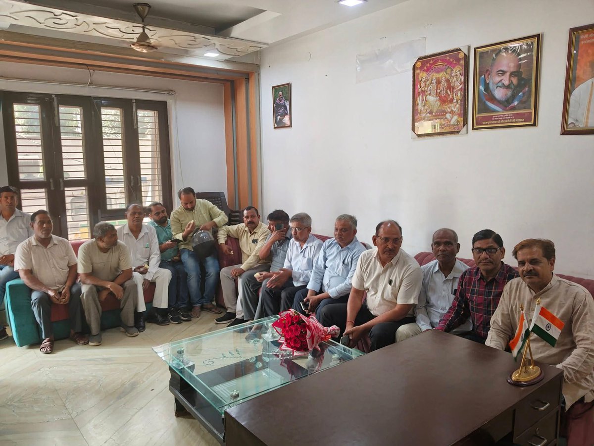 sanjivsharmabjp's tweet image. #जनता_दरबार 

आज अपने आवास में आयोजित जनता दरबार के दौरान क्षेत्रवासियों की समस्याओं को गंभीरता से सुना।

हर व्यक्ति की परेशानी को प्राथमिकता देते हुए संबंधित अधिकारियों को तुरंत और प्रभावी कार्रवाई के निर्देश दिए, ताकि समस्याओं का समाधान जल्द से जल्द हो सके।

#SanjeevSharma