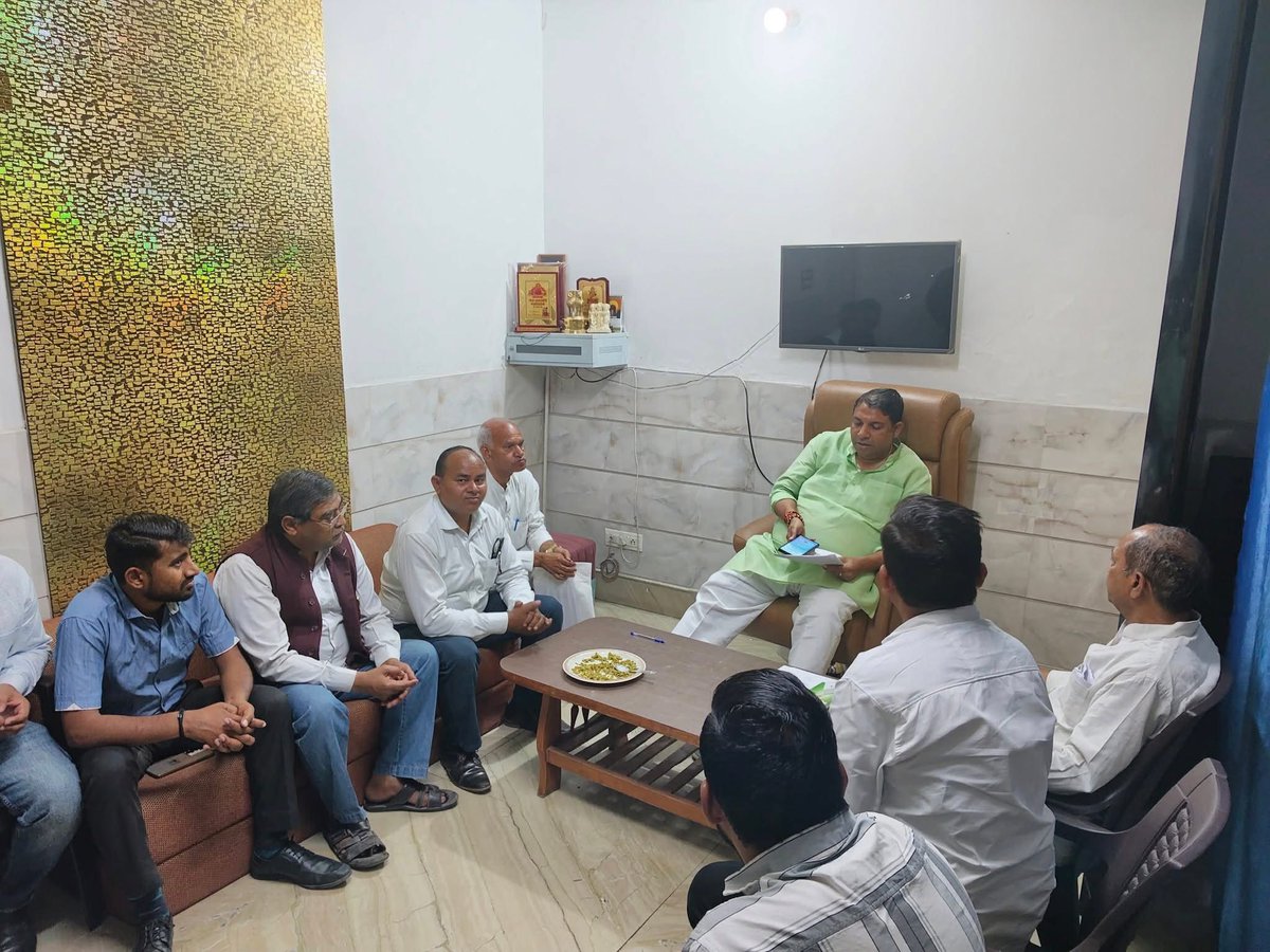 sanjivsharmabjp's tweet image. #जनता_दरबार 

आज अपने आवास में आयोजित जनता दरबार के दौरान क्षेत्रवासियों की समस्याओं को गंभीरता से सुना।

हर व्यक्ति की परेशानी को प्राथमिकता देते हुए संबंधित अधिकारियों को तुरंत और प्रभावी कार्रवाई के निर्देश दिए, ताकि समस्याओं का समाधान जल्द से जल्द हो सके।

#SanjeevSharma