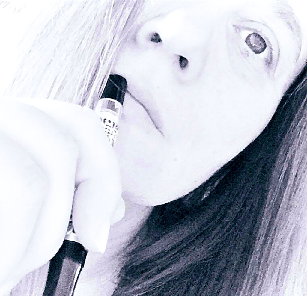 💞Per voi🌸

FILASTROCCA DEGLI ANGELI

Rivela i tuoi desideri al vento
Che li rivelerà agli alberi
Che li sospingeranno attraverso
Le radici 
Nel cuore vivente Della Terra
Per risalire e tornare
A parlare a un ruscello
Che parlerà al mare
Che li libererà al vento...