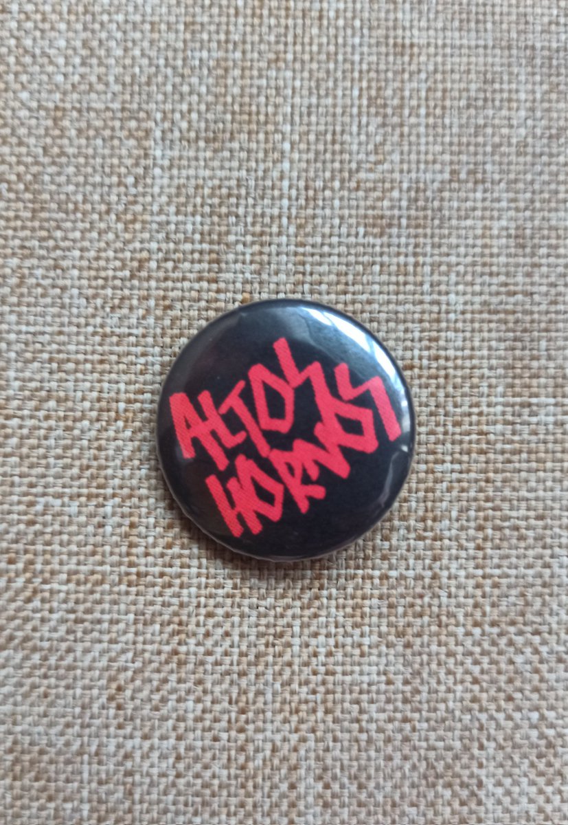 Ya tenemos las cassettes de la reedición y van a ser de un flipante rojo psoe.

Están todas montadas y mañana empezamos a enviar los pedidos por Bandcamp. Si nos la reservasteis mandadnos un privado y cuadramos entrega.

Y si venís a la FunHouse el 26 llevaremos algunas. ❤️