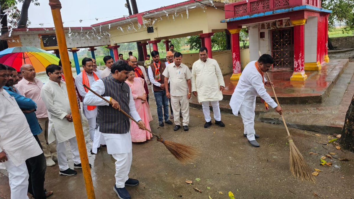 आज "गाँव चलो अभियान" के निमित्त बाराबंकी जिले की सदर विधानसभा, देवा -मंडल के पीड़ गाँव के मंदिर परिसर सफाई कार्यक्रम में भाग लिया I