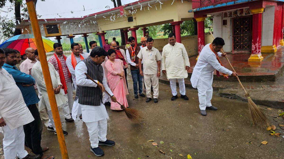 idharampalsingh's tweet photo. आज "गाँव चलो अभियान" के निमित्त बाराबंकी जिले की सदर विधानसभा, देवा -मंडल के पीड़ गाँव के मंदिर परिसर सफाई कार्यक्रम में भाग लिया I https://t.co/DAlynNCMEY