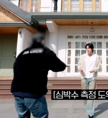 VocalKingKim's tweet photo. omg Run Jin team wears jackets with “JIN CREW” written on them 😭😭😭
#RunJin_EP29 https://t.co/Ql6Ll6nhif