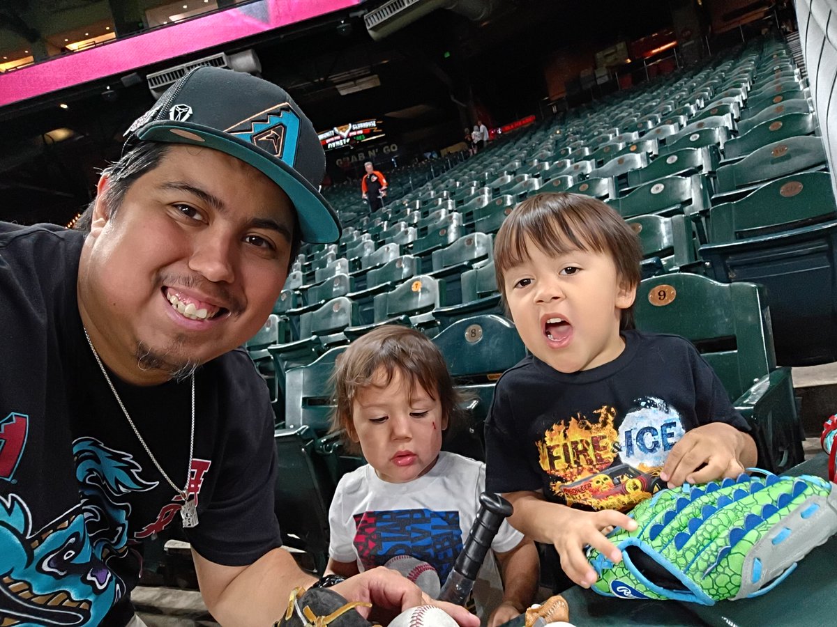 ACastllo37's tweet photo. @R_Thompson15 my dawg! I did not realize you were up on gospel like this 🙌🏽🙌🏽 appreciate the ball for my sons and the autos!! Much love and we'll be back at the park through the weekend to catch you guys again out there 💪🏽 
#GodBless and #GoDbacks https://t.co/WGF2nFKBAc