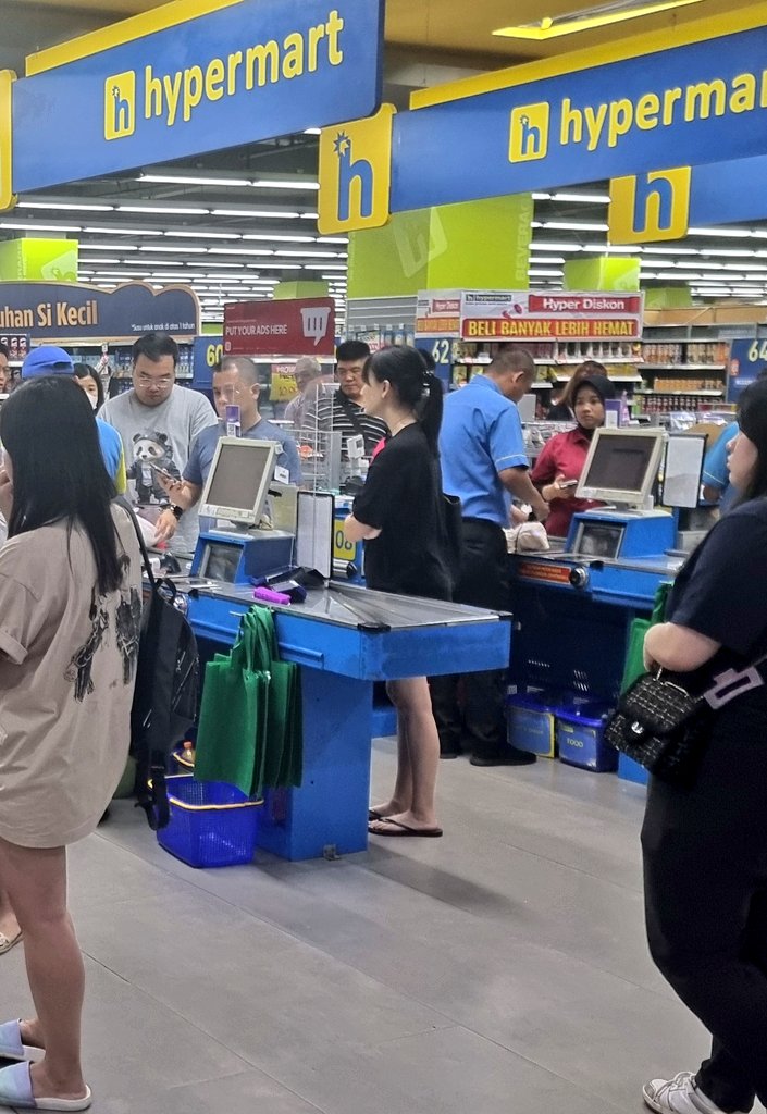 PassNewChi's tweet photo. Last pic di hypermart PTC https://t.co/EwaPJV9vOc