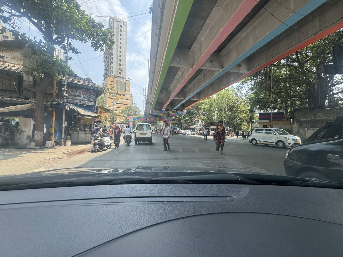 MumbaiFootpaths's tweet photo. What @mybmc gives you for such an important crossing that forces connects Elphinstone station to so many commercial buildings versus what you should be getting https://t.co/3NPbp9gRMp