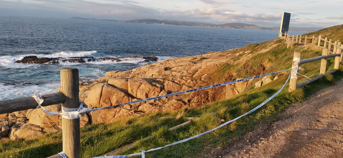 BeneditoAlvarez's tweet photo. Advertencia (de novo reiterada) ao @ConcelloCoruna sobre ese valo de protección, no lugar mais perigoso (e de maior caída vertical) no roteiro perimetral da Torre de Hércules.
Sen reparar desde decembro do ano pasado. https://t.co/yvVtAOmEWA