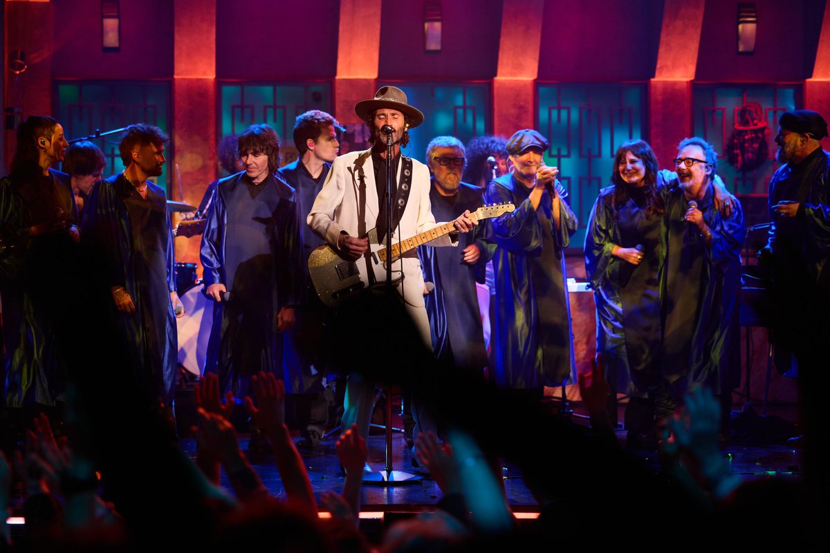 Leiva_Oficial's tweet photo. Todavía flotando!
Gracias @RubenPozoPrats @_danielmartin_ @TravisBirds @amaraloficial @loveoflesbian @ivanferreiro #DaniFernandez 
y a todo el equipo de @LaRevuelta_TVE ✨

 📽️ https://t.co/qdBns4x3uS https://t.co/kZxWGs2VAQ