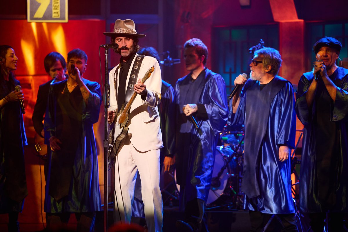 Leiva_Oficial's tweet photo. Todavía flotando!
Gracias @RubenPozoPrats @_danielmartin_ @TravisBirds @amaraloficial @loveoflesbian @ivanferreiro #DaniFernandez 
y a todo el equipo de @LaRevuelta_TVE ✨

 📽️ https://t.co/qdBns4x3uS https://t.co/kZxWGs2VAQ