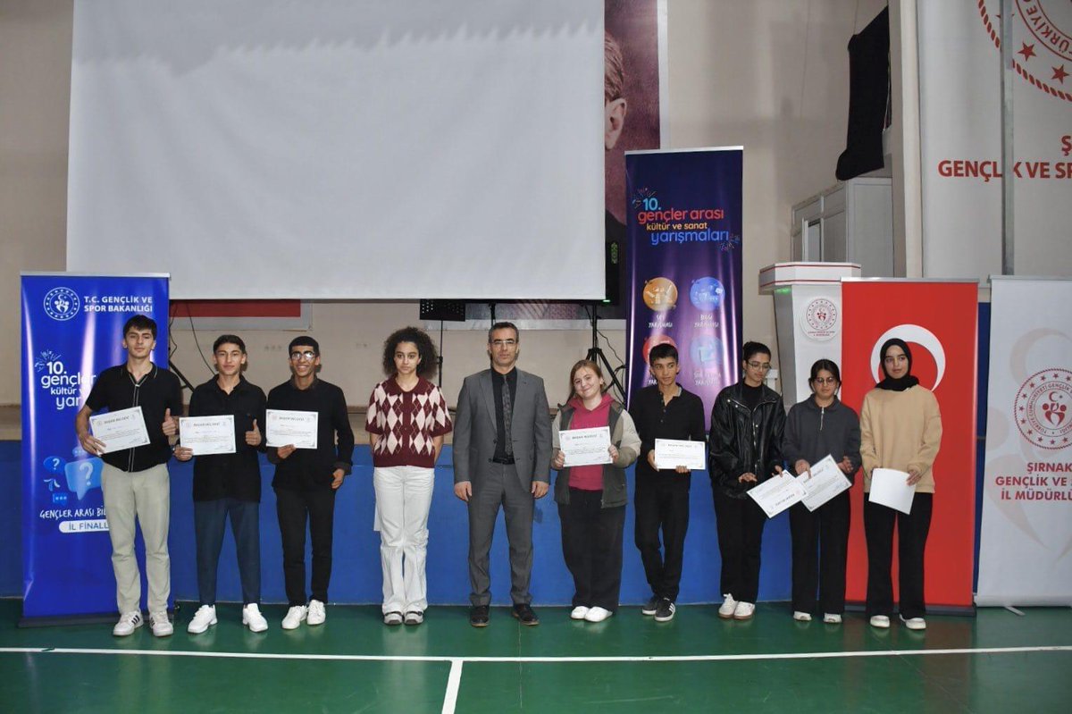 GSB_SilopiGM's tweet photo. 10.Gençler Arası Bilgi Yarışması Şırnak il finalleri gerçekleştirildi.
Silopi'den yarışmaya katılan öğrencilerimiz yarışmayı il birinciliği, il ikinciliği ve il üçüncülüğüyle tamamladı.
Derece alan ve yarışmaya katılım sağlayan tüm öğrencilerimize teşekkür ediyoruz.💐 https://t.co/HUQCec2I4p