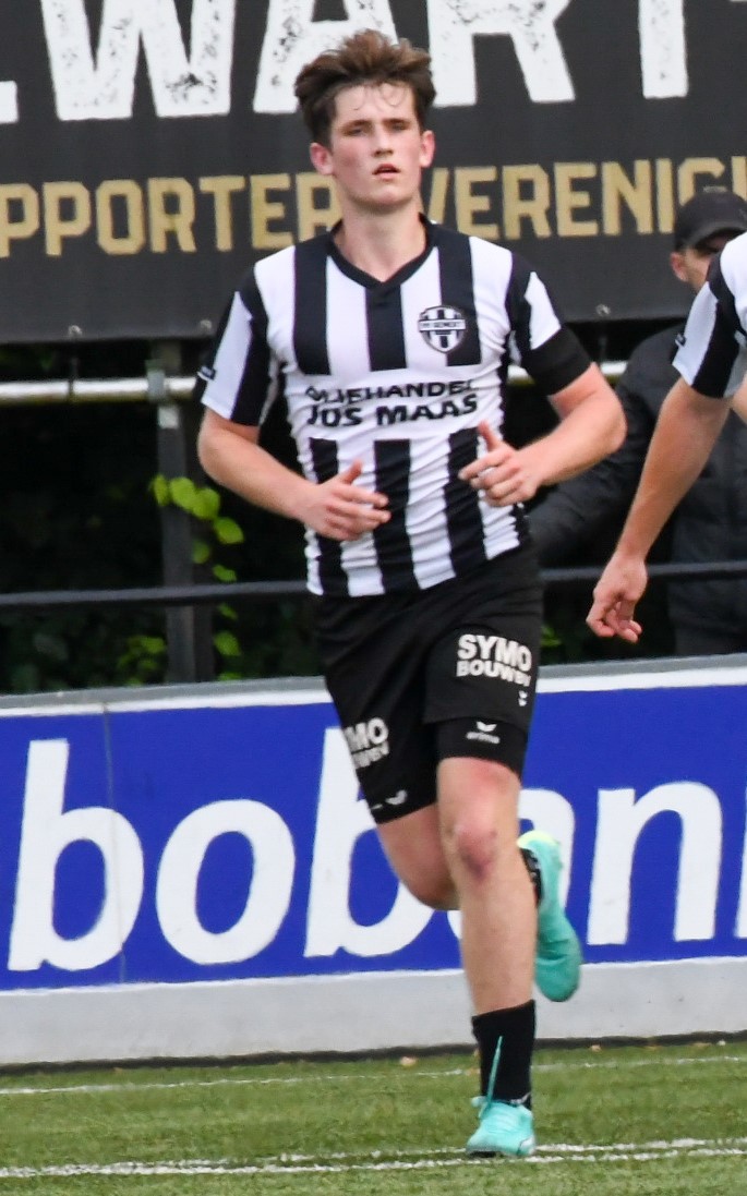 Mick van de Burgt maakt in de zomer de overstap van <a href="/vvGemertO23/">vv Gemert O23</a> naar de selectie van het eerste elftal. De jonge middenvelder speelde eerder bij <a href="/vvMifano/">vv Mifano</a> en Braakhuizen (<a href="/RKSVB/">S.V. Braakhuizen</a>). Proficiat Mick 🖤🤍
vvgemert.nl/mick-van-de-bu…