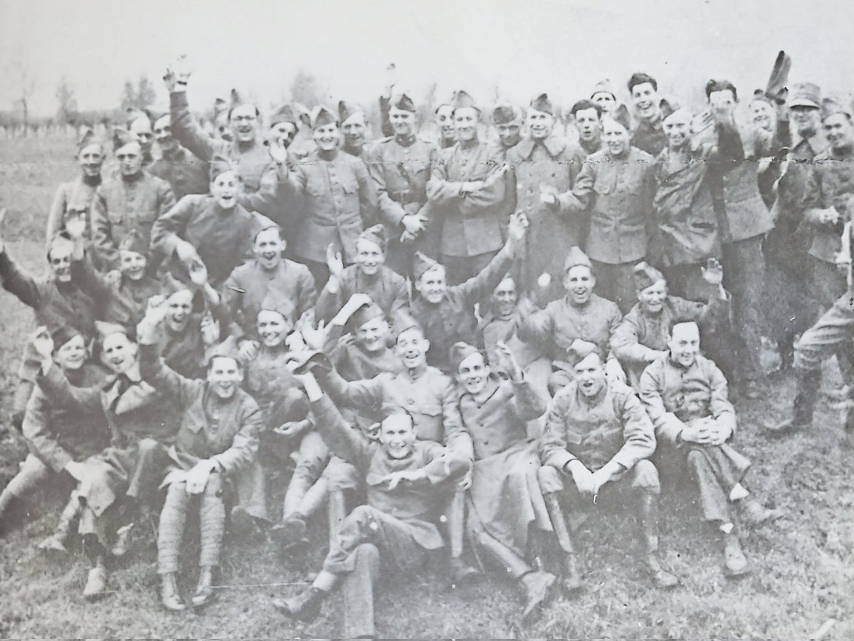 Goede vibe bij de mannen van de luchtdoelartillerie op militair vliegveld Waalhaven.