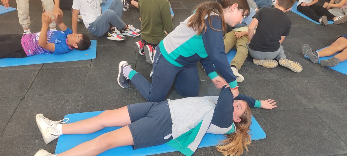 simulacioURV's tweet photo. 🩺 El Centre de Formació i Innovació en Simulació de la URV ha col·laborat en la formació de l’alumnat de l’Escola Cardenal Vidal i Barraquer de Cambrils, oferint una sessió pràctica centrada en tot el procés de la RCP❤️‍🩹

@universitatURV 
@fundacioURV 
@Dipta_cat 
@URVmedicina https://t.co/VU4wxRBIjc