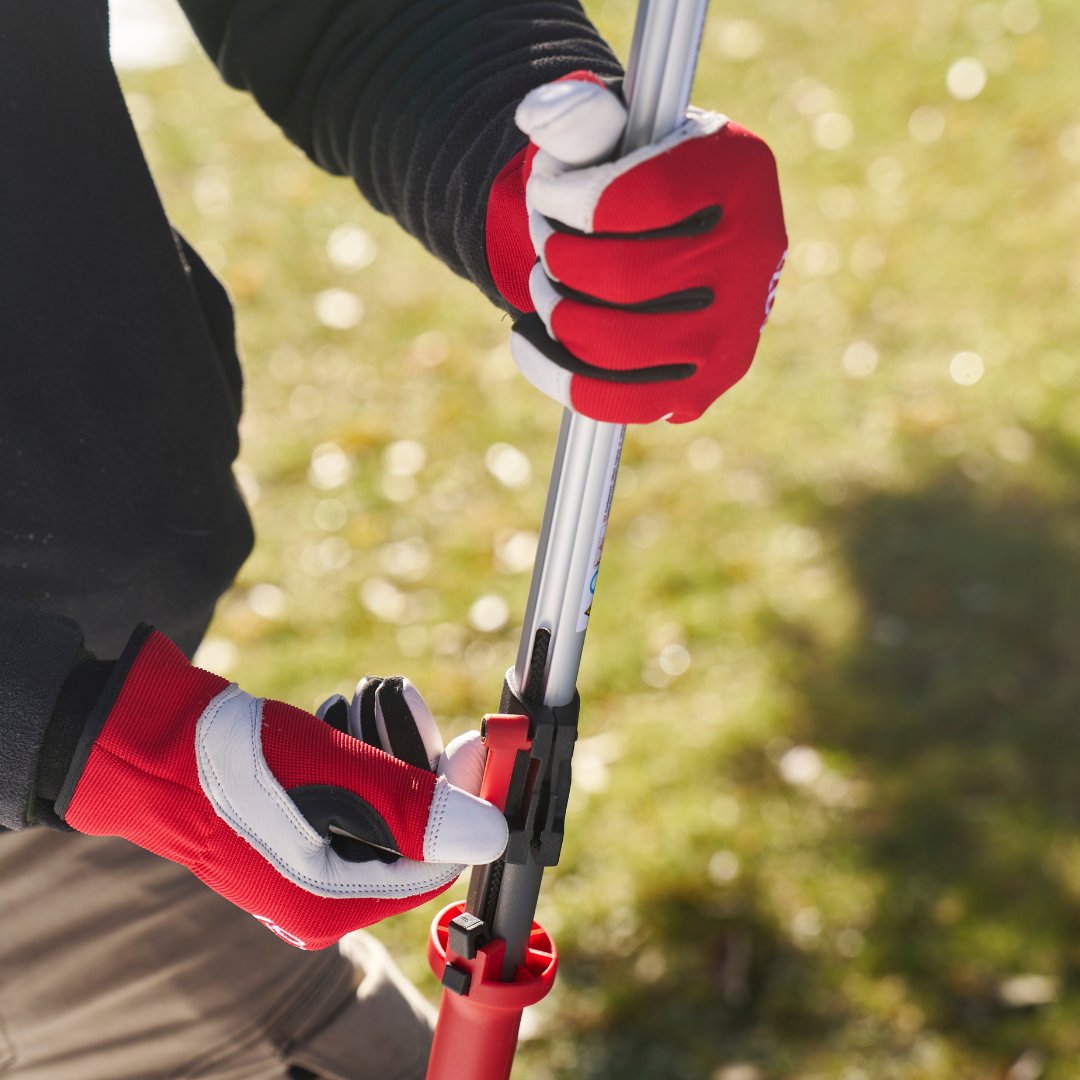 Reach new heights in your #pruning game with the #FELCO290-4M! 
✅ Lightweight and sturdy 
✅ Get high-quality cuts with its non-stick blade coating
✅ Reach narrow spaces - thanks to the rotating cutting head
✅ Ergonomic handle for optimum comfort
 #gardening #FELCOlovers