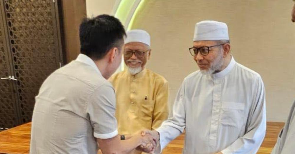 MothershipSG's tweet image. Calvin Cheng meets with S&apos;pore Islamic association PERGAS, expresses &apos;deep remorse&apos; for remarks bit.ly/42b6l28