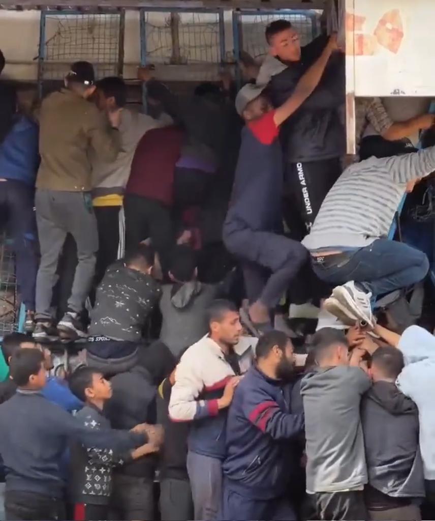 Nasem0n's tweet image. All bakeries in Gaza have shut down due to a severe shortage of flour and fuel.
Fighting for bread. Forced starvation in Gaza is an act of genocide.
