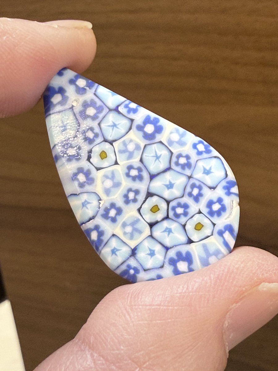 a_bee_koubou's tweet photo. ありがちなデザインだけど、ミルフィオリは細かくて細いものを敷き詰めた方が、なんか可愛いかも？☺️

#lampwork #murrine #millefiori #mosaic #fusing #polising 
#Glass_Studio_a_bee #あびー工房 https://t.co/2RZ2qhKdfG