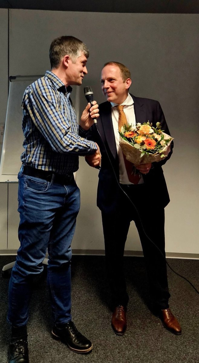 Die Mitte Basel-Landschaft (@diemitte_bl) on Twitter photo Wir gratulieren <a href="/SimonOberbeck/">Simon Oberbeck</a> zum neuen Amt und wünschen alles Gute! 💐
Auch danken wir Piero Grumelli, dass er sich für die Wahl zur Verfügung gestellt hat.
Ein grosses Danke auch an Marie-Caroline Messerli für die ad interim Führung unserer Partei. 💐 Wir gratulieren <a href="/SimonOberbeck/">Simon Oberbeck</a> zum neuen Amt und wünschen alles Gute! 💐
Auch danken wir Piero Grumelli, dass er sich für die Wahl zur Verfügung gestellt hat.
Ein grosses Danke auch an Marie-Caroline Messerli für die ad interim Führung unserer Partei. 💐
