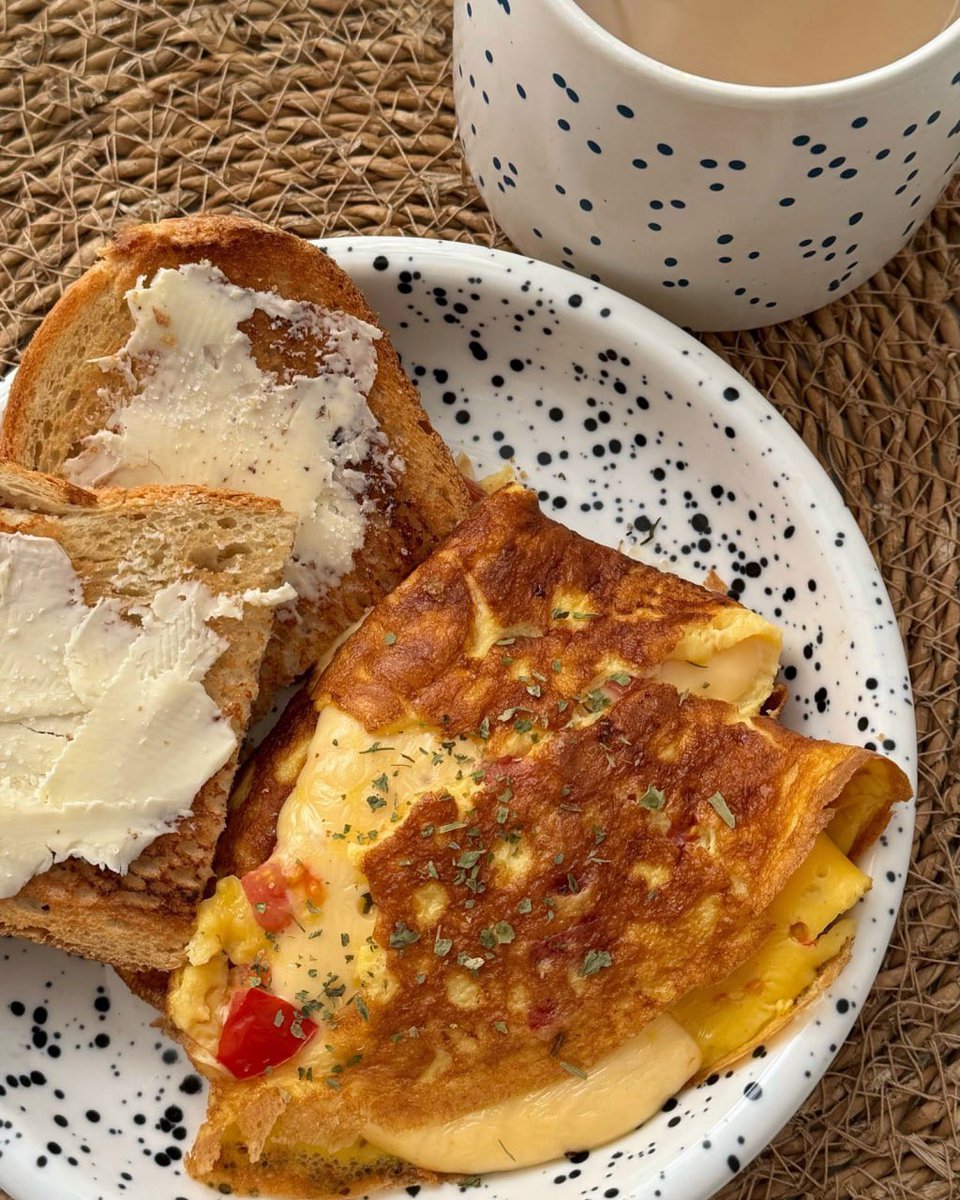 Vikramsingh678's tweet photo. "Started my day with a warm cup of hot tea, paired with crispy toast with butter and a delicious omelet. Perfect breakfast to kickstart the morning☕️🍞🍳 #BreakfastGoals #MorningVibes #SimplePleasures" https://t.co/SjKH9sooAg