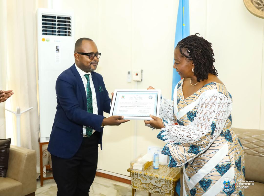 Inamizi2's tweet image. J&apos;ai reçu le prix de la &quot;Femme d&apos;excellence&quot;, ce mardi 8 avril, du Consortium de l&apos;Observatoire de la Démocratie en Afrique &amp;amp; l&apos;Union des Nations pour la Promotion de l&apos;emploi ODA-UNPE.
Cela fait chaud au cœur d&apos;ajouter ce prix à bien d&apos;autres reçus de diverses structures pour…