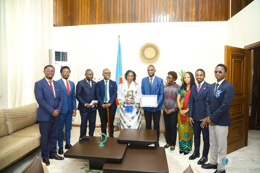 Inamizi2's tweet image. J&apos;ai reçu le prix de la &quot;Femme d&apos;excellence&quot;, ce mardi 8 avril, du Consortium de l&apos;Observatoire de la Démocratie en Afrique &amp;amp; l&apos;Union des Nations pour la Promotion de l&apos;emploi ODA-UNPE.
Cela fait chaud au cœur d&apos;ajouter ce prix à bien d&apos;autres reçus de diverses structures pour…
