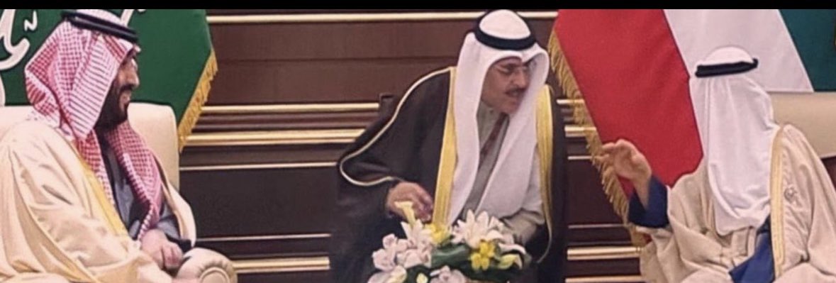 حين تتداخل لحظة الابن مع صفحات التاريخ، تقف مشاعر الأب مبهورة، عاجزة عن احتواء الفخر. هذه صورة ولدي الدكتور محمد، يدون محضر اجتماع سمو أمير البلاد الشيخ مشعل الأحمد الصباح وسمو ولي العهد الأمير محمد بن سلمان — لحظة تختصر سنوات من الدعاء، والتعب، والطموح. 
فخور بك يا بُني، كما لم