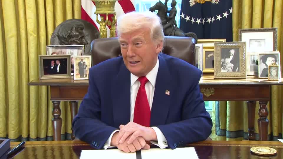 ReutersJapan's tweet photo. トランプ米大統領は４月９日、「アメリカのシャワーを再び偉大なものにする」と主張し、シャワーの水圧制限など節水に関する規則を撤廃する大統領令に署名した。
https://t.co/KEZD0IOGVq https://t.co/jUYT2fIA35
