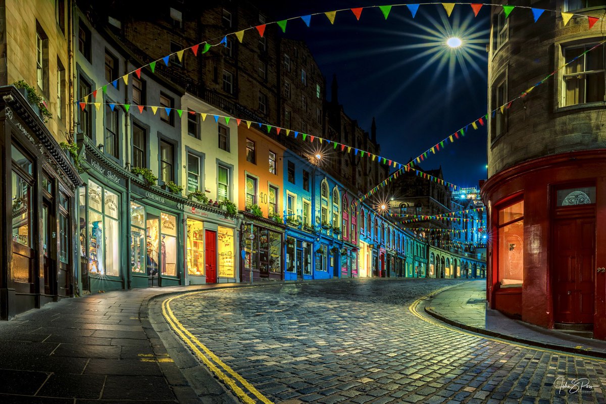 Another shot from my wander about Edinburgh earlier in the week.  This is West Bow/Victoria Street without any people or vehicles. It’s not often that you see it like this.
