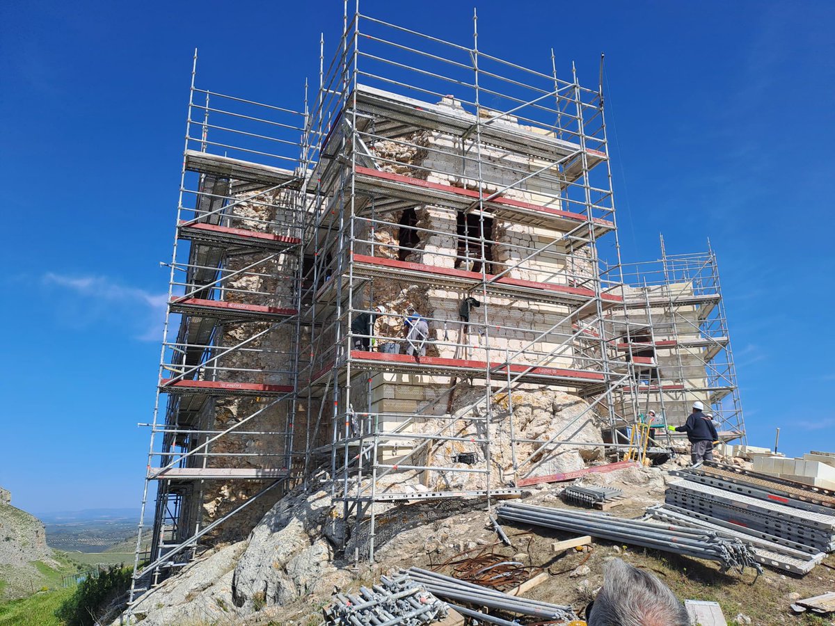 YAMUR_AA's tweet photo. Últimos avances en la restauración del Castillo de la Estrella #Teba @ConoceTeba 🏰 nueva mampostería de piedra caliza y sillares esquineros de arenisca en la zona del Alcázar https://t.co/g0H527ImWh