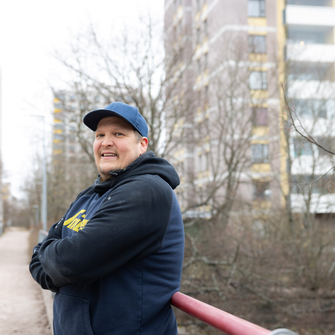 Huhtikuun Kiinteistölehdessä kerromme helsinkiläisestä taloyhtiöstä, jossa ryhdyttiin laajaan putkiremonttiin ennen kuin ongelmat kasvaisivat liian suuriksi. Kuvassa hallituksen puheenjohtaja Markku Liimatainen.

Lue lisää ensi viikolla ilmestyvästä lehdestä!

📷: Pekka Rousi