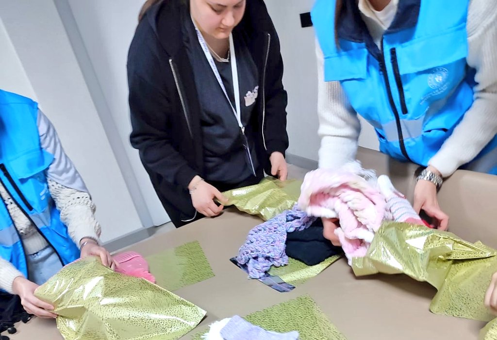 AnkaraKYGM's tweet photo. Çocuklar Gülerse👩‍🦰
Dünya Güler 🧒

"Isıtan Eller Projesi" kapsamında gençlerimizin hazırladığı hediyeleri 📍Kastamonu / Pınarbaşı Şehit Ramazan Akkaya İlkokulunda eğitim gören kardeşlerimize ulaştırdık. 💚

📍Ergazi Yurt Müdürlüğü https://t.co/pBibmSEx5f