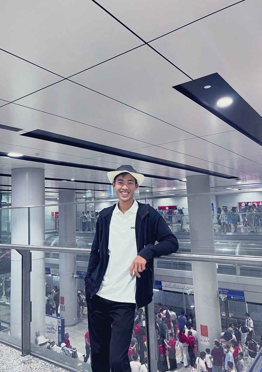 Tv3Ti's tweet photo. Tàu metro trật trội dữ  hem:)) https://t.co/RlhOUQF3Xh