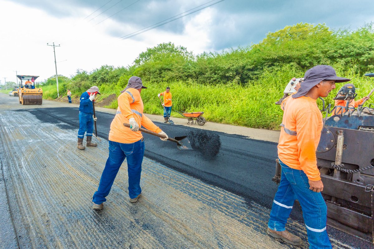 Leoorlandoa's tweet photo. ¡Trabajamos sin descanso por Manabí! 

Continúan los trabajos de mantenimiento en el tramo de la vía Montecristi - Colisa, ejecutados por @ManabiV con cinco frentes de trabajo: 

✅12 maquinarias y equipos para bacheo menor y mayor a lo largo de la vía. 
✅Más de 60 personas entre equipo técnico y trabajadores en acción. 
✅ Limpieza y barrido en parterre central, cunetas y desbroce de maleza. 

Posteriormente trabajaremos en un recapeo con carpeta asfáltica de dos pulgadas, para mejorar la movilidad y preservar su durabilidad. 

#ManabiNoSeDetiene