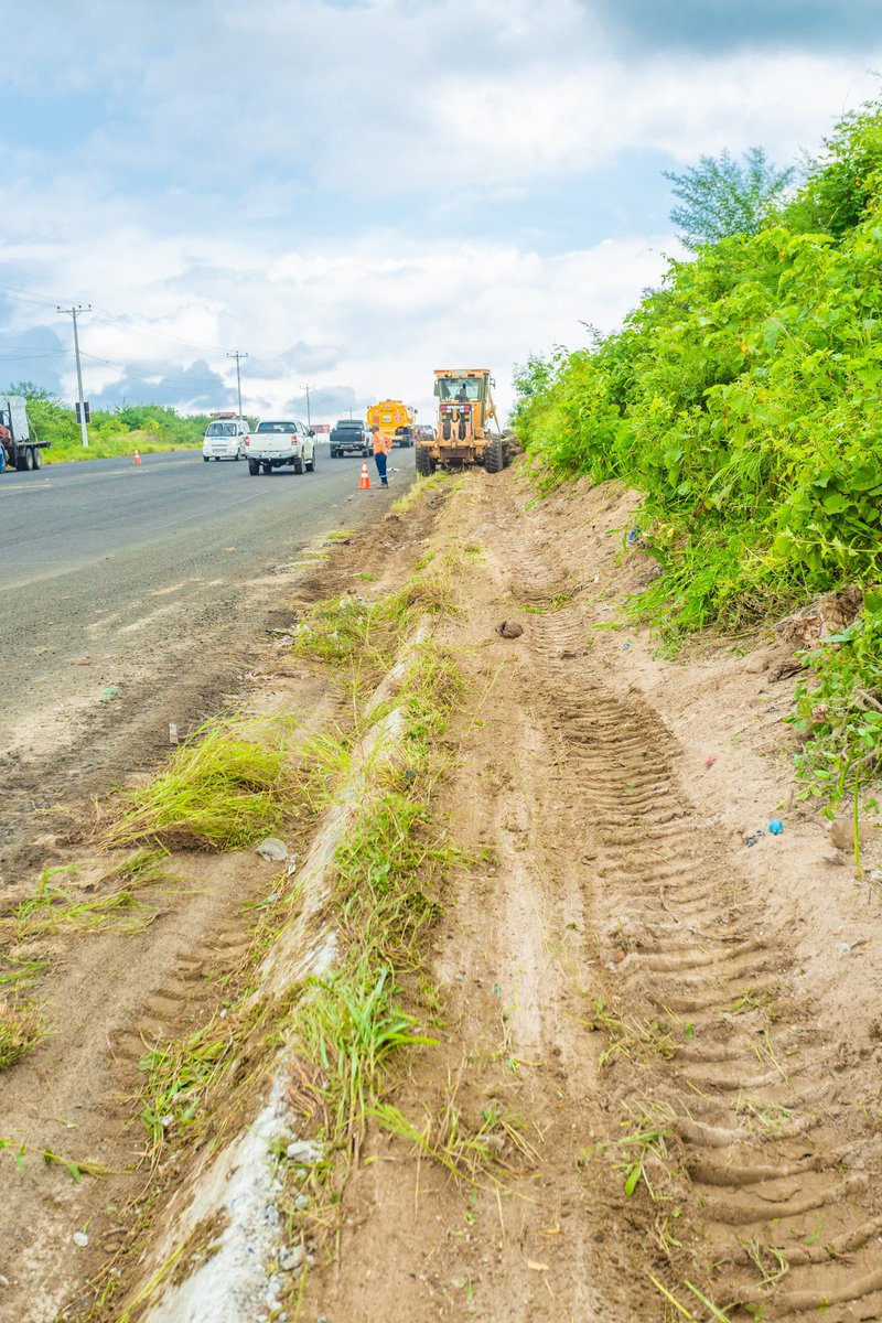 Leoorlandoa's tweet photo. ¡Trabajamos sin descanso por Manabí! 

Continúan los trabajos de mantenimiento en el tramo de la vía Montecristi - Colisa, ejecutados por @ManabiV con cinco frentes de trabajo: 

✅12 maquinarias y equipos para bacheo menor y mayor a lo largo de la vía. 
✅Más de 60 personas entre equipo técnico y trabajadores en acción. 
✅ Limpieza y barrido en parterre central, cunetas y desbroce de maleza. 

Posteriormente trabajaremos en un recapeo con carpeta asfáltica de dos pulgadas, para mejorar la movilidad y preservar su durabilidad. 

#ManabiNoSeDetiene