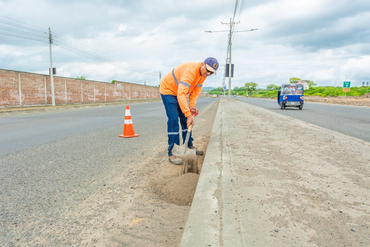Leoorlandoa's tweet photo. ¡Trabajamos sin descanso por Manabí! 

Continúan los trabajos de mantenimiento en el tramo de la vía Montecristi - Colisa, ejecutados por @ManabiV con cinco frentes de trabajo: 

✅12 maquinarias y equipos para bacheo menor y mayor a lo largo de la vía. 
✅Más de 60 personas entre equipo técnico y trabajadores en acción. 
✅ Limpieza y barrido en parterre central, cunetas y desbroce de maleza. 

Posteriormente trabajaremos en un recapeo con carpeta asfáltica de dos pulgadas, para mejorar la movilidad y preservar su durabilidad. 

#ManabiNoSeDetiene